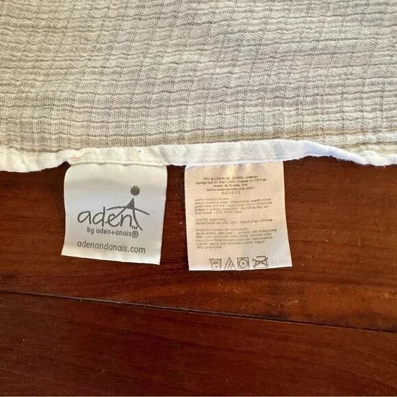 Adent white muslin baby blanket - Picture 3 of 4